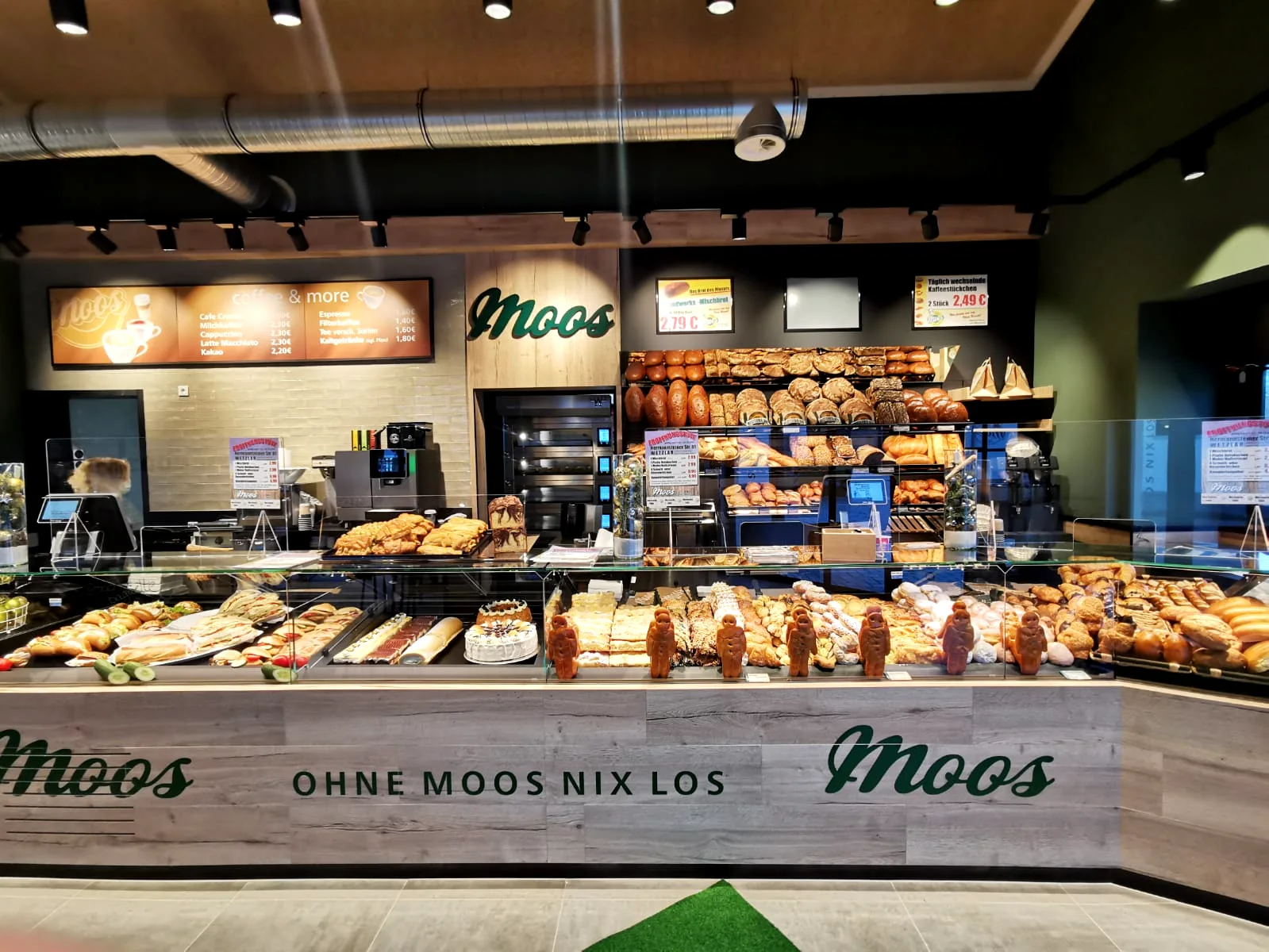 Verkaufstheke der Bäckerei Moos mit Broten, Kuchen und Kaffeespezialitäten