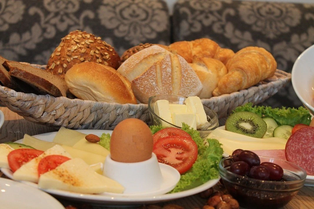 Frühstücksteller bei Moos